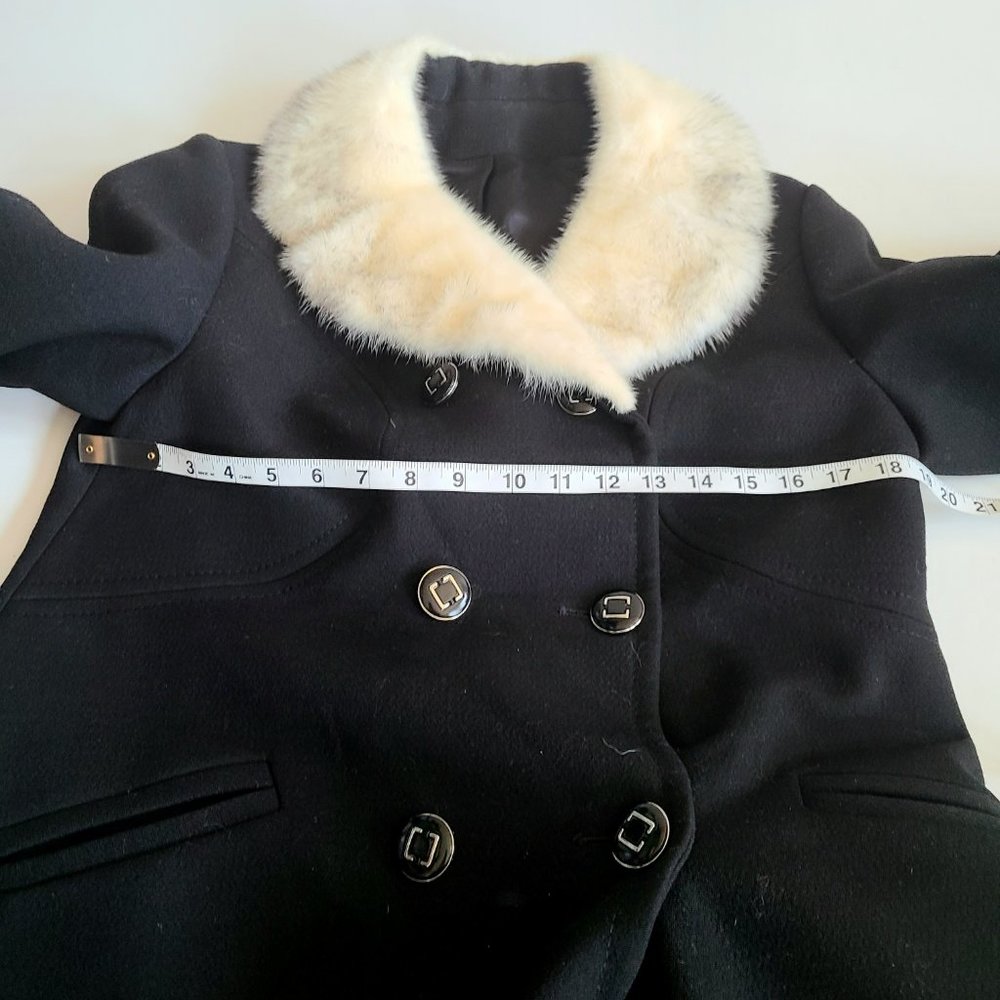 Classic style pure virgin wool black coat with white mink collar. - Picture 11 of 14